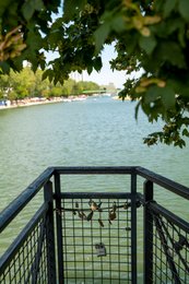 19th-arrondissement;-Bassin-de-la-Villette;-Foliage;-France;-Île-de-France-region;-Kaleidos;-Kaleidos-images;-La-parole-à-limage;-Love-locks;-Metal-railing;-Paris;-Parisian-heritage;-Pedestrian-footbridge;-Quay;-Romance;-Stories-Pictures;-Summer-2026;-Tarek-Charara;-Urban-tradition